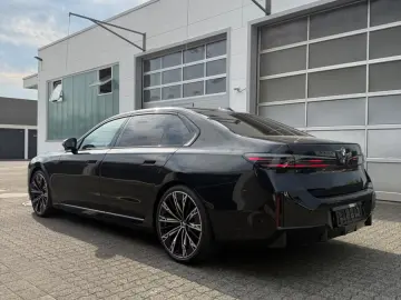BMW 740 xDrive_B&W_Sky_Lounge_Crystal