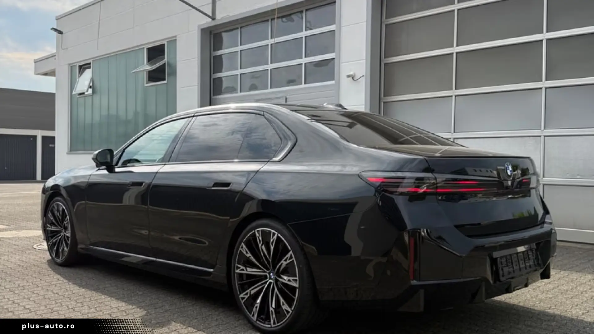 BMW 740 xDrive_B&W_Sky_Lounge_Crystal