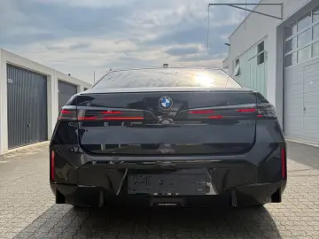 BMW 740 xDrive_B&W_Sky_Lounge_Crystal