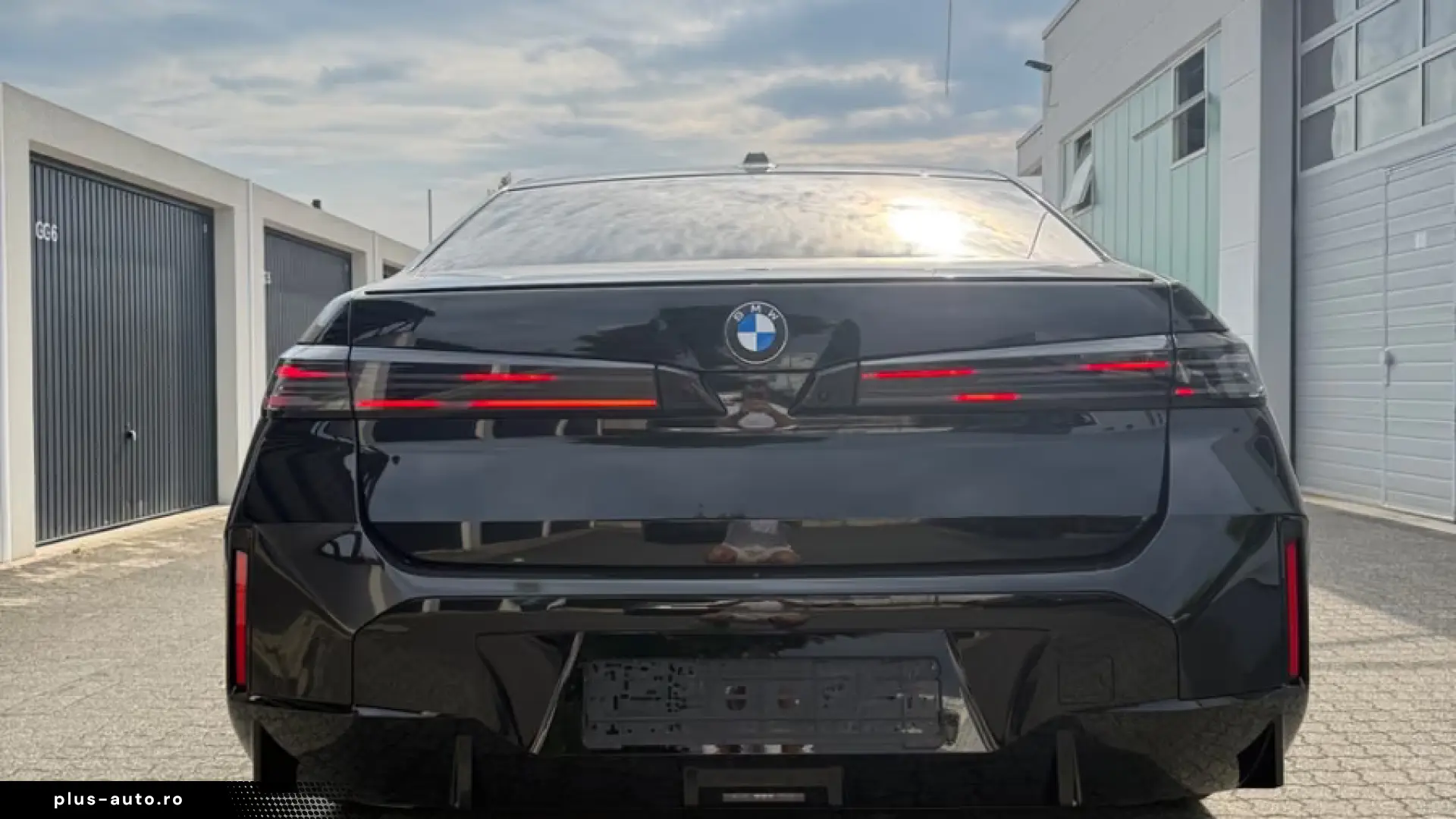 BMW 740 xDrive_B&W_Sky_Lounge_Crystal
