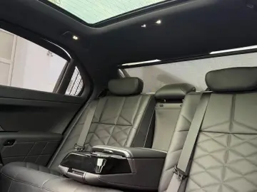 BMW 740 xDrive_B&W_Sky_Lounge_Crystal