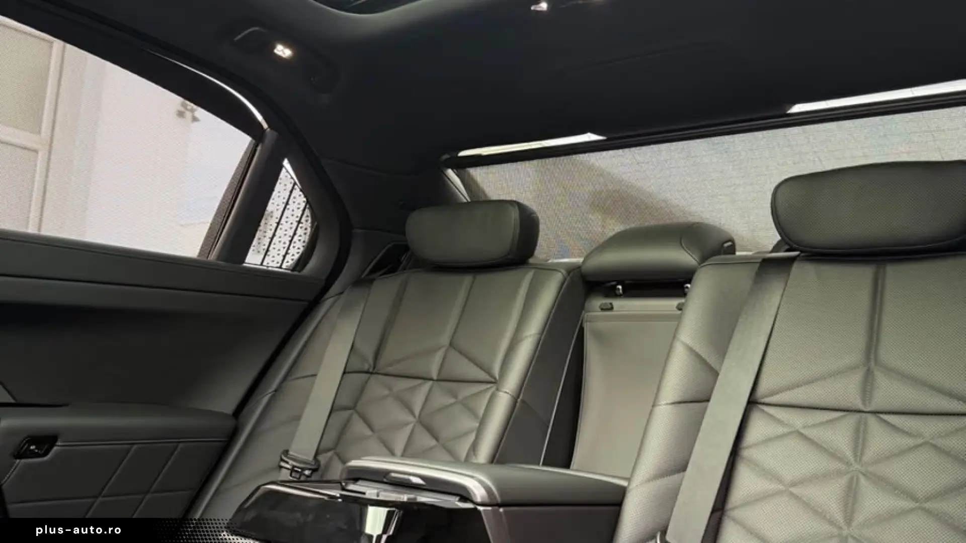 BMW 740 xDrive_B&W_Sky_Lounge_Crystal