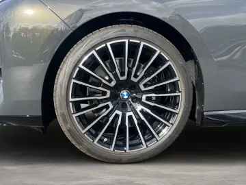BMW 740 xDrive M Sport Pro_Connoisseur_Crystal