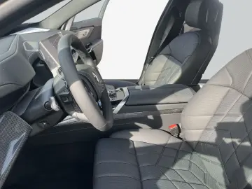 BMW 740 xDrive M Sport Pro_Connoisseur_Crystal