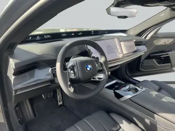 BMW 740 xDrive M Sport Pro_Connoisseur_Crystal