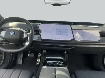 BMW 740 xDrive M Sport Pro_Connoisseur_Crystal