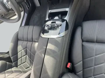 BMW 740 xDrive M Sport Pro_Connoisseur_Crystal