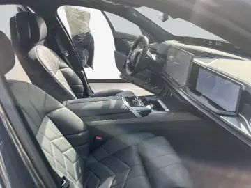 BMW 740 xDrive M Sport Pro_Connoisseur_Crystal