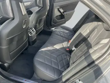 BMW 740 xDrive M Sport Pro_Connoisseur_Crystal