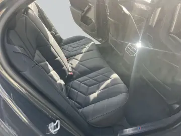 BMW 740 xDrive M Sport Pro_Connoisseur_Crystal