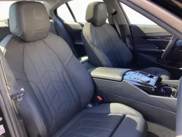 BMW i5 eDrive40 Lim AdLED Pano Kamera H K St Go 19