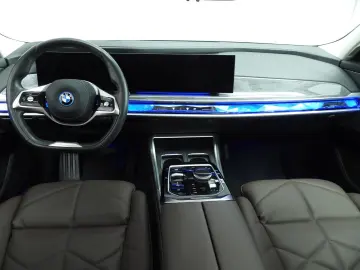 BMW i7 xDrive60 106 kWh   LED   HUD   Active cruise