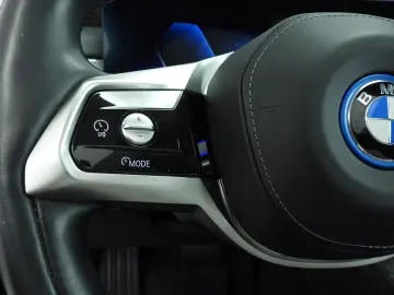 BMW i7 xDrive60 106 kWh   LED   HUD   Active cruise