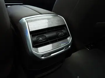 BMW i7 xDrive60 106 kWh   LED   HUD   Active cruise