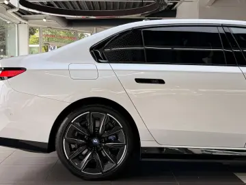 BMW i7 xD 60 M Sport PanoSKY Aut-Türen TheatreScreen