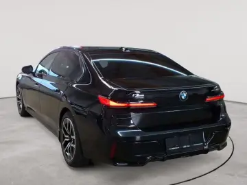 BMW i7 xDrive60 M Sport Pro AHK Sky Lounge