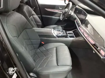 BMW i7 xDrive60 M Sport Pro AHK Sky Lounge