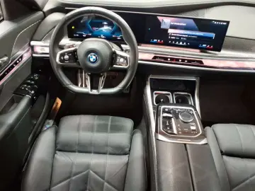 BMW i7 xDrive60 M Sport Pro AHK Sky Lounge