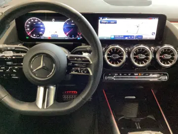 MERCEDES-BENZ GLA 200d AMG-Plus NIGHT Kam MB-LED AHK MBUX