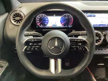 MERCEDES-BENZ GLA 200d AMG-Plus NIGHT Kam MB-LED AHK MBUX