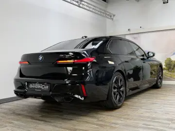 BMW M760e xDrive   571 CP • B&W • SKY LOUNGE • MASSAGE