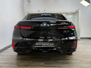 BMW M760e xDrive   571 CP • B&W • SKY LOUNGE • MASSAGE