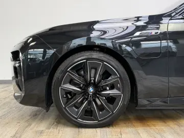 BMW M760e xDrive   571 CP • B&W • SKY LOUNGE • MASSAGE