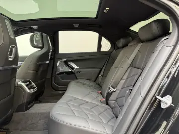 BMW M760e xDrive   571 CP • B&W • SKY LOUNGE • MASSAGE