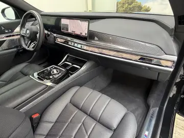 BMW M760e xDrive   571 CP • B&W • SKY LOUNGE • MASSAGE