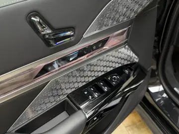BMW M760e xDrive   571 CP • B&W • SKY LOUNGE • MASSAGE