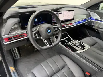 BMW M760e xDrive   571 CP • B&W • SKY LOUNGE • MASSAGE