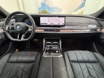 BMW M760e xDrive   571 CP • B&W • SKY LOUNGE • MASSAGE