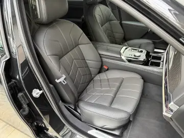BMW M760e xDrive   571 CP • B&W • SKY LOUNGE • MASSAGE