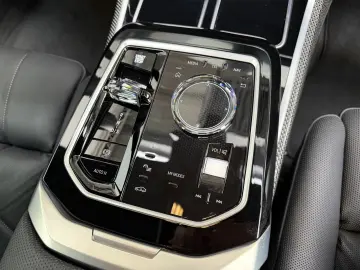 BMW M760e xDrive   571 CP • B&W • SKY LOUNGE • MASSAGE