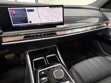 BMW M760e xDrive   571 CP • B&W • SKY LOUNGE • MASSAGE