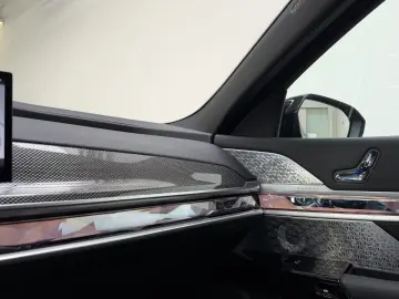 BMW M760e xDrive   571 CP • B&W • SKY LOUNGE • MASSAGE