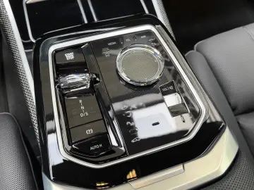 BMW M760e xDrive   571 CP • B&W • SKY LOUNGE • MASSAGE