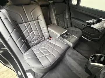 BMW M760e xDrive   571 CP • B&W • SKY LOUNGE • MASSAGE