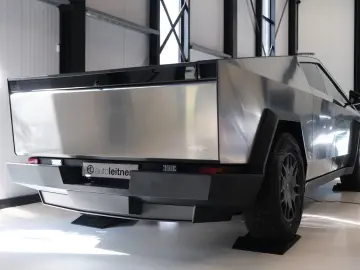 TESLA CYBERTRUCK