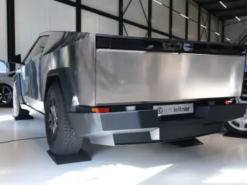 TESLA CYBERTRUCK