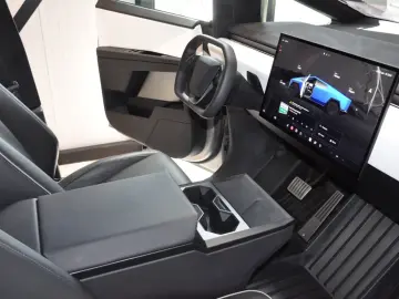 TESLA CYBERTRUCK