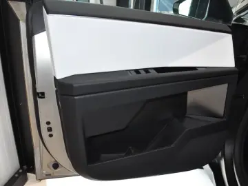 TESLA CYBERTRUCK