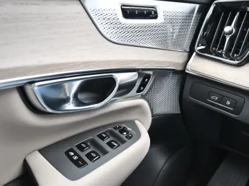 VOLVO XC90 T8 AWD Ultra Dark Facelift 360  LUFT VOLL