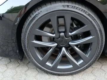 TESLA Model S Dual Motor Performance