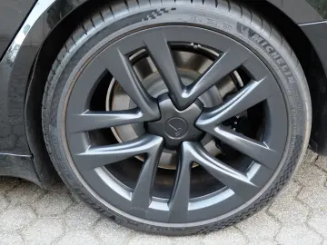 TESLA Model S Dual Motor Performance