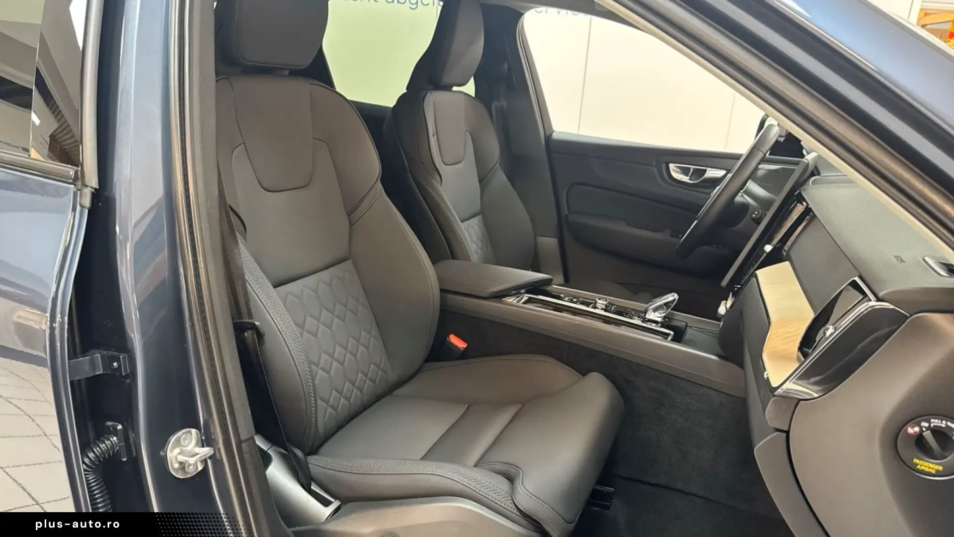Volvo XC60 T8 Plus Dark Recharge Plug-In Hybrid