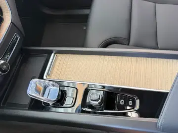 Volvo XC60 T8 Plus Dark Recharge Plug-In Hybrid