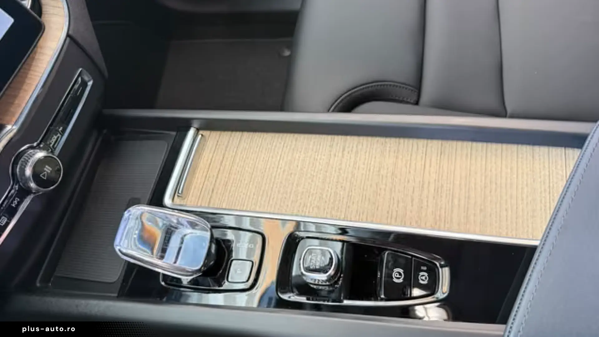 Volvo XC60 T8 Plus Dark Recharge Plug-In Hybrid