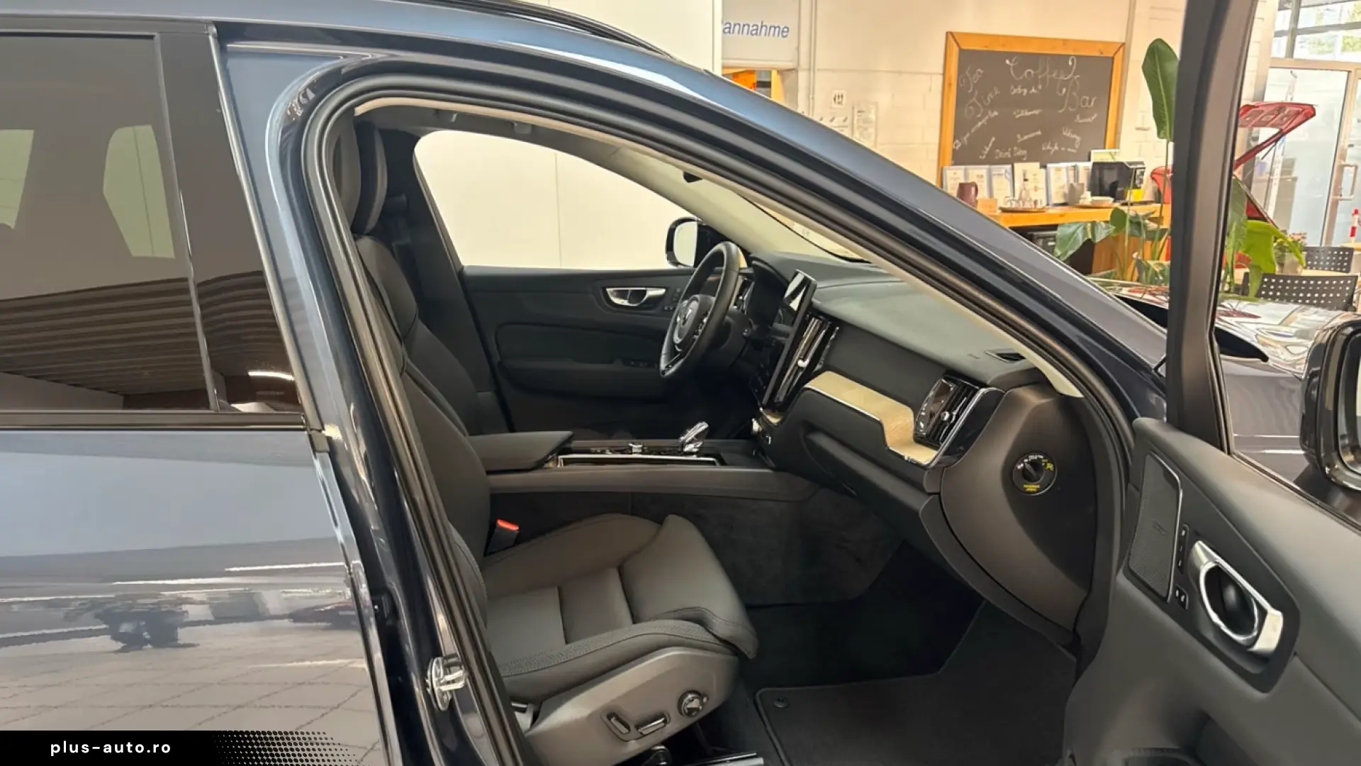 Volvo XC60 T8 Plus Dark Recharge Plug-In Hybrid