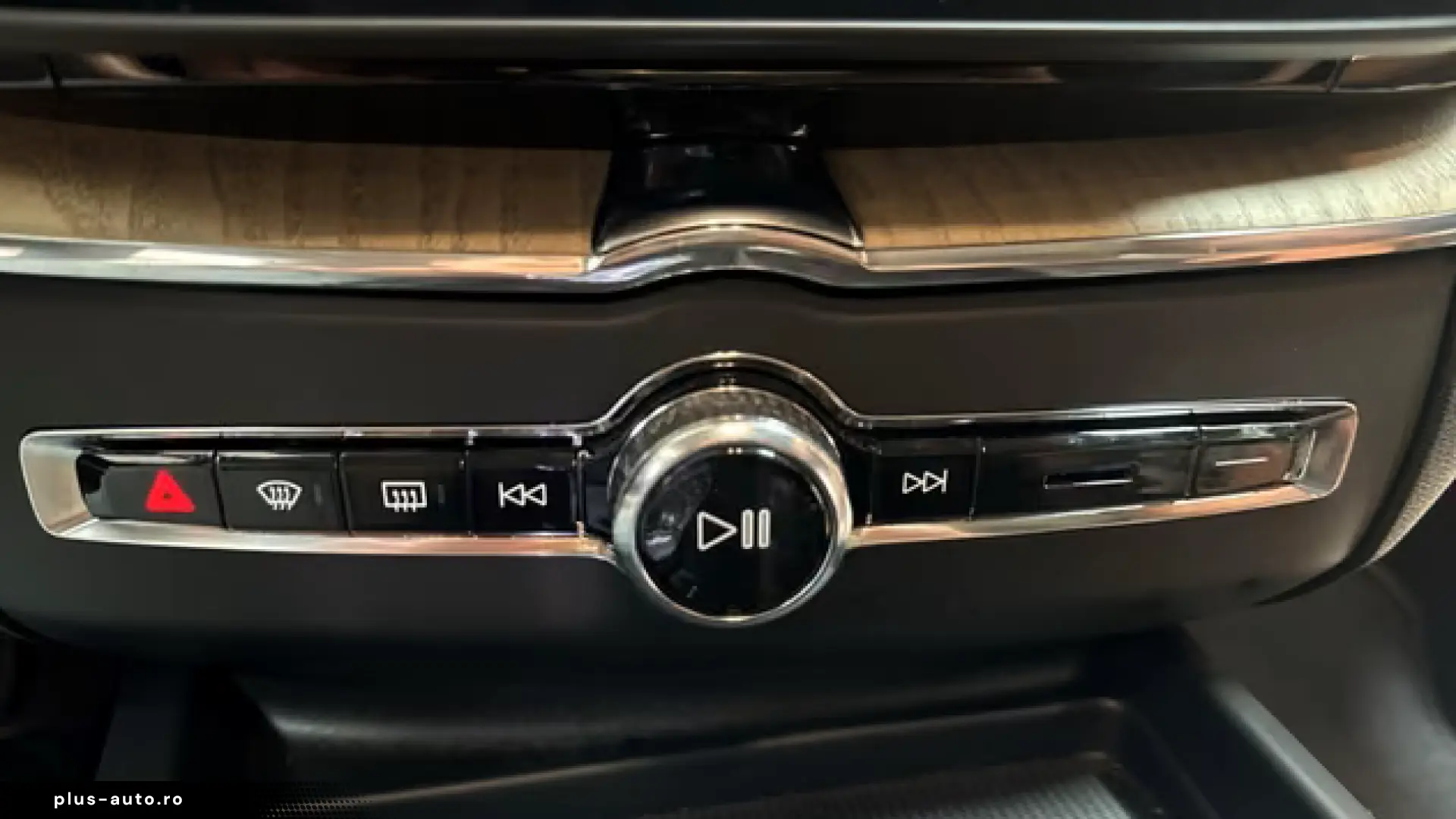 Volvo XC60 T8 Plus Dark Recharge Plug-In Hybrid